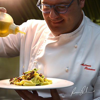 Chef Antonio Romano nella preparazione dei suoi piatti